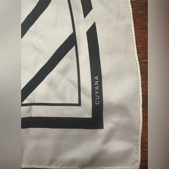 Cuyana 100% silk black and white scarf NWT - Picture 4 of 6